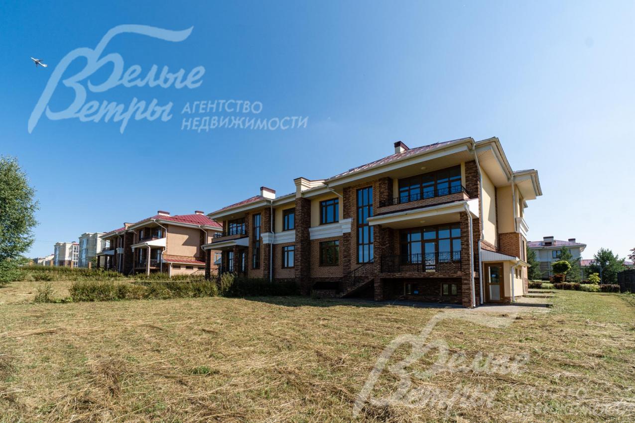 Выход из гостиной на крытую террасу и во двор