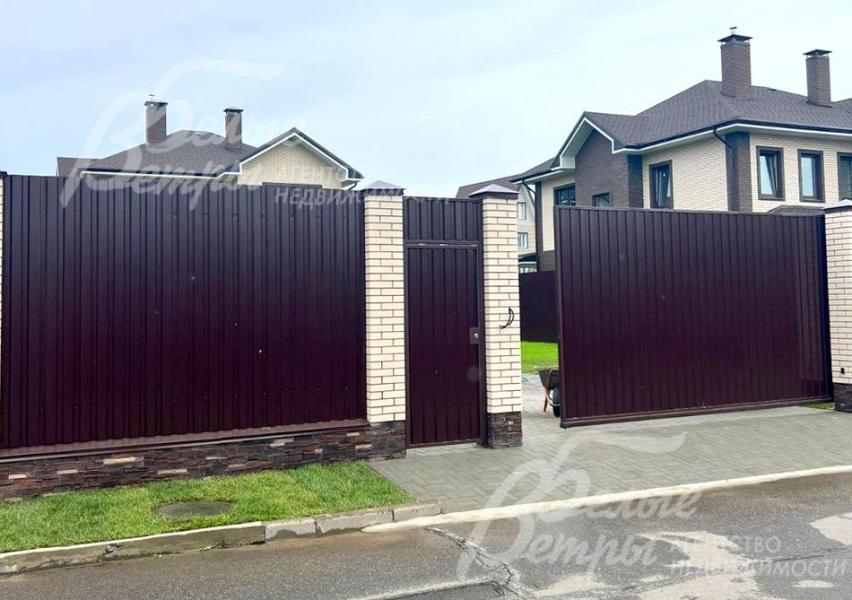 Установлены откатные автоматические ворота и отдельная калитка