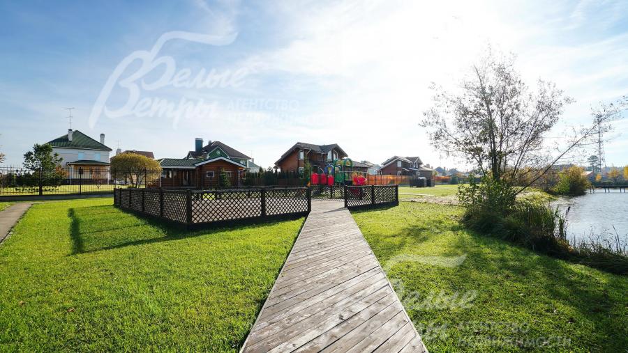 В коттеджном поселке есть детские и спортивные площадки