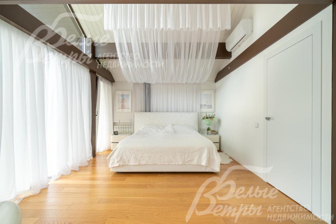 Светлая мастер-спальня на втором этаже в бело-коричневых оттенках