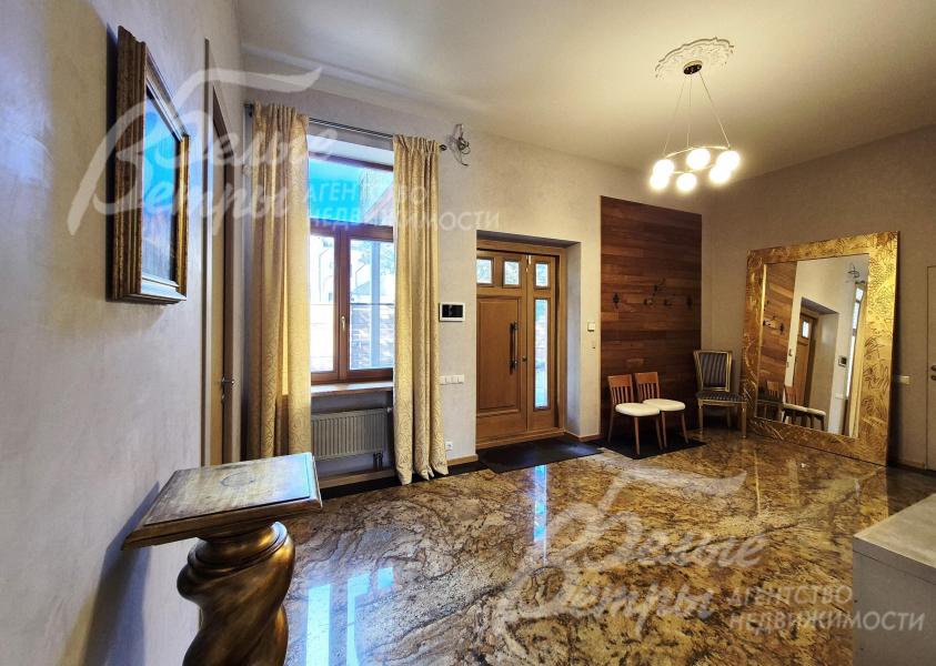 Гранитные слэбы на полу в холле первого этажа.