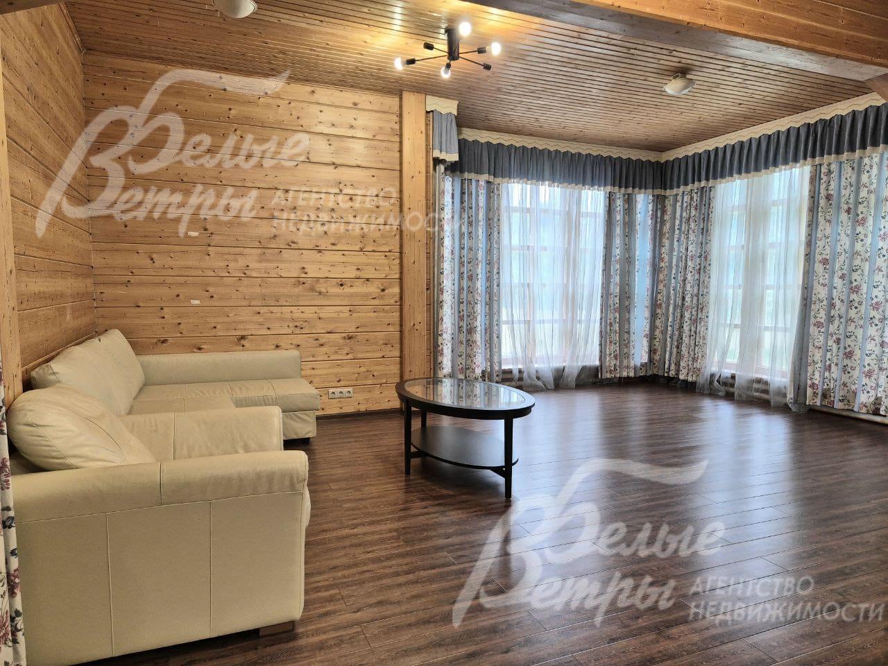 Гостиная с панорамными окнами.