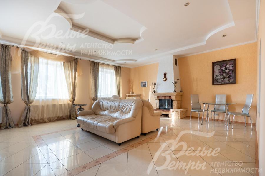 В просторной гостиной - два дивана, интерьер дополняют благородные шторы, которые сочетаются с общей цветовой гаммой комнаты 