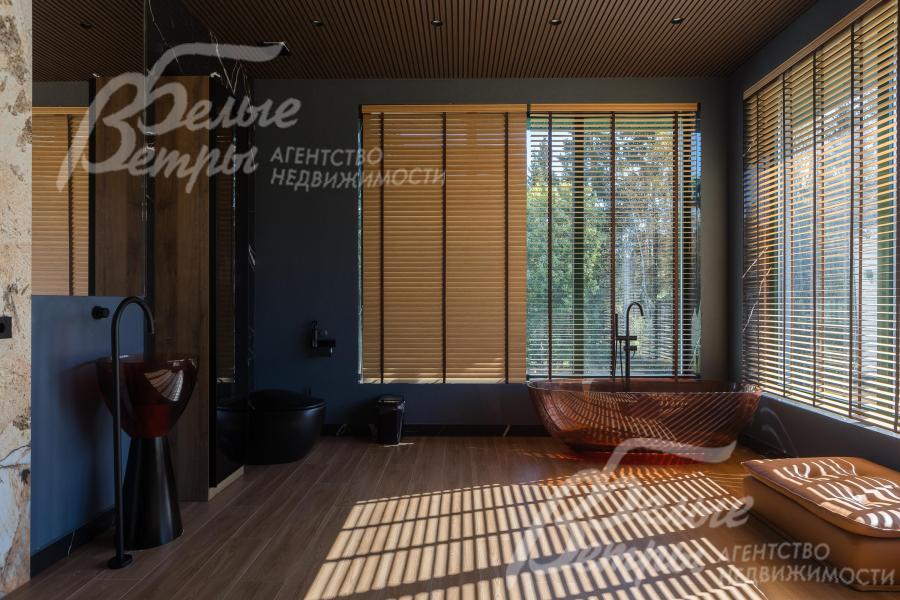 Санузел мастер-спальни 20 кв.м, с большими окнами, "умным" унитазом, ванной и раковиной-стойкой