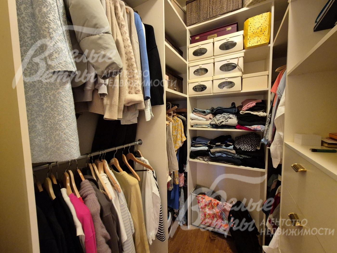 Гардеробная на 2-ом этаже.