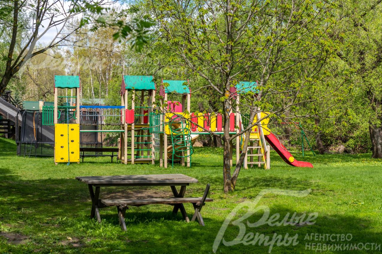 На детской площадке установлены игровые комплексы, батут, есть лавочки для отдыха