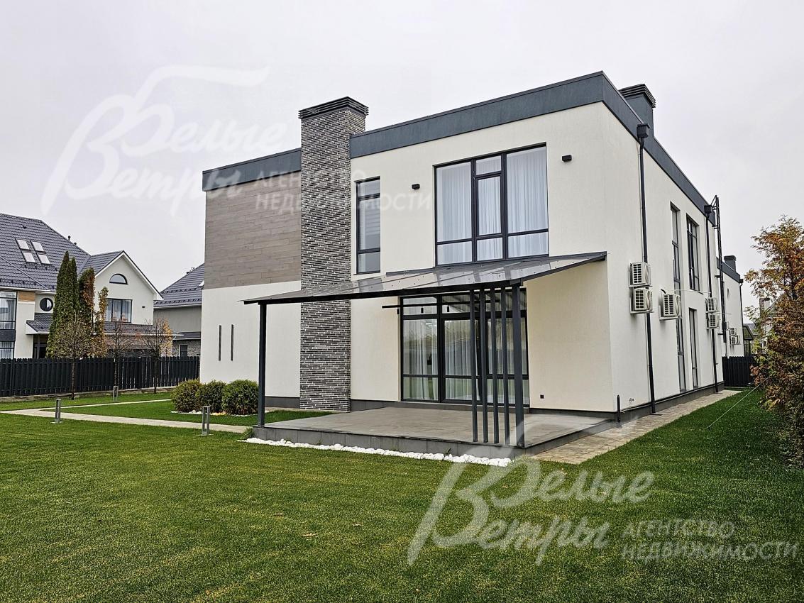 Из кухни-гостиной - выход на крытую терассу со спуском на участок