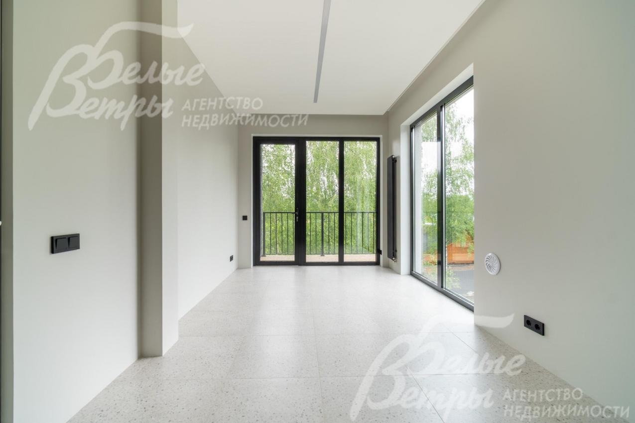 Стены покрашены, потолки из гипсокартона (по технологии кнауф), на полу - керамогранит