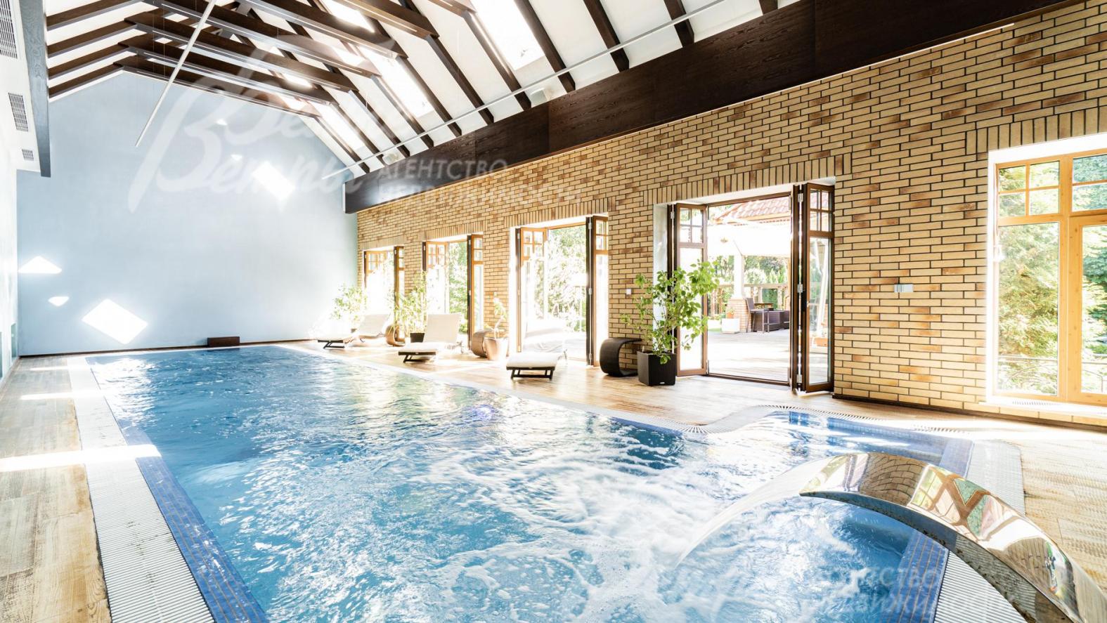 Зона бассейна имеет выход на открытое патио