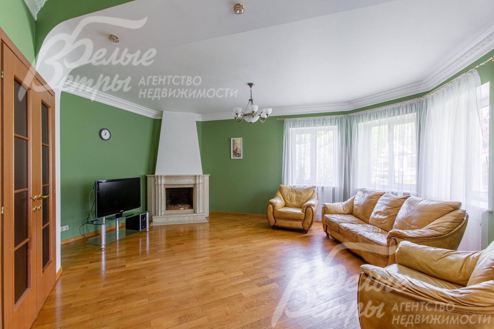 На полу дубовый паркет