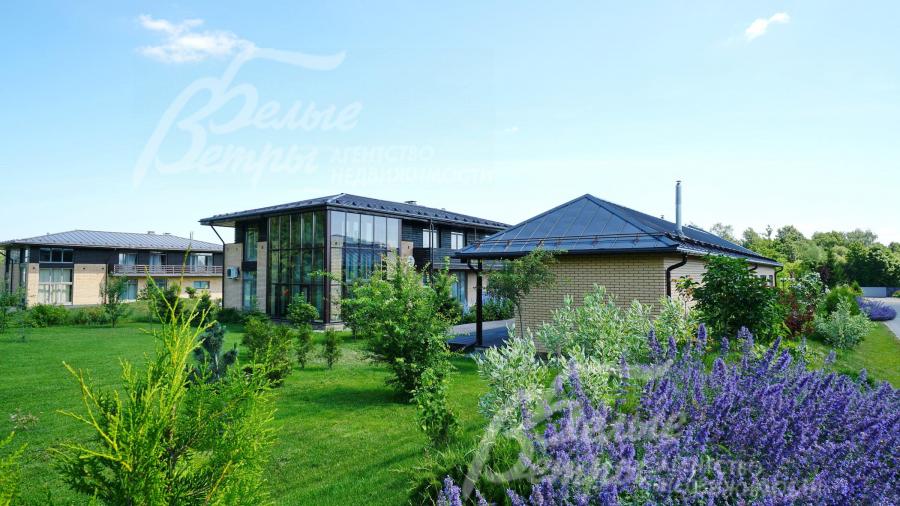 На всей территории выполнен ландшафтный дизайн