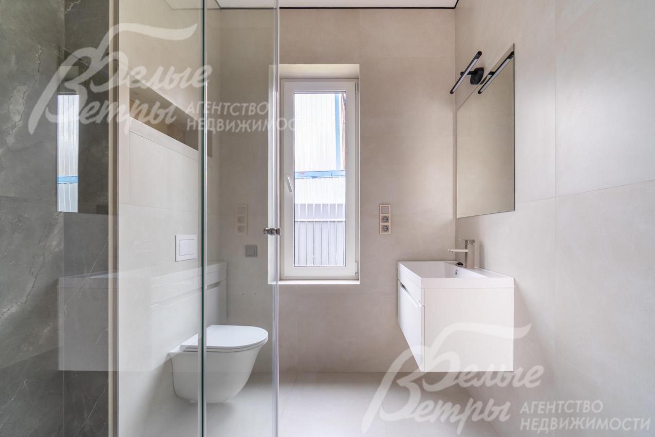 Санузлы отделаны плиткой и керамогранитом, установлена новая сантехника