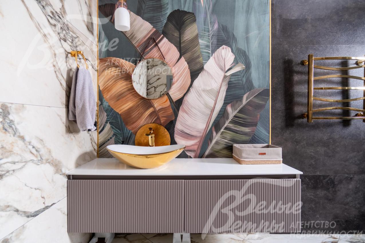 Стена над раковиной украшена фреской Affresco с влагозащитной эмалью. В санузлах - водяные полотенцесушители Grocenberg, унитазы NOVA, гигиенический душ (в каждом санузле)