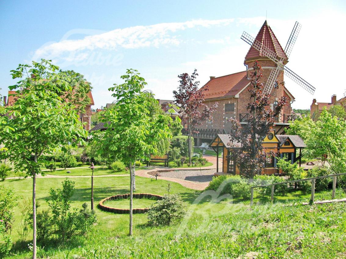 В поселке есть прогулочная зона 