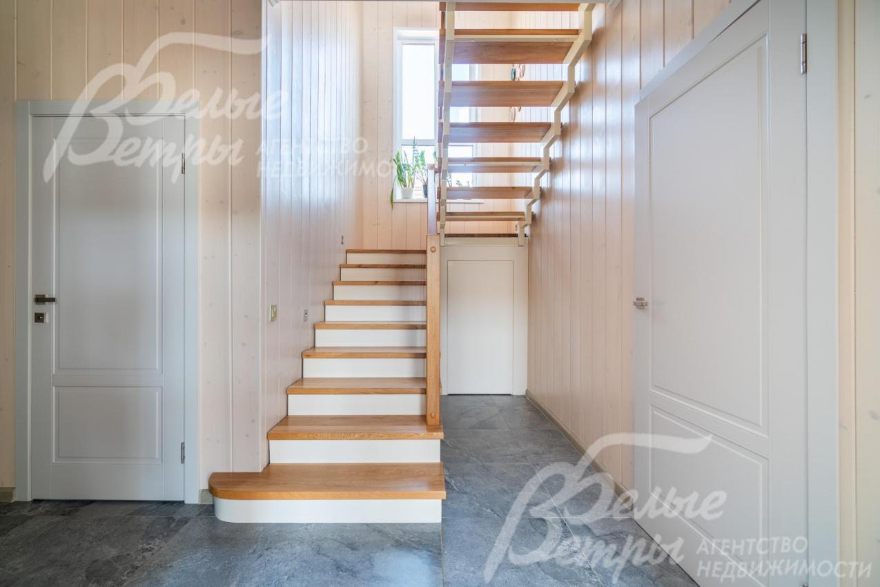 На второй этаж ведёт лестница с боковой подсветкой и ступенями, отделанными дубом