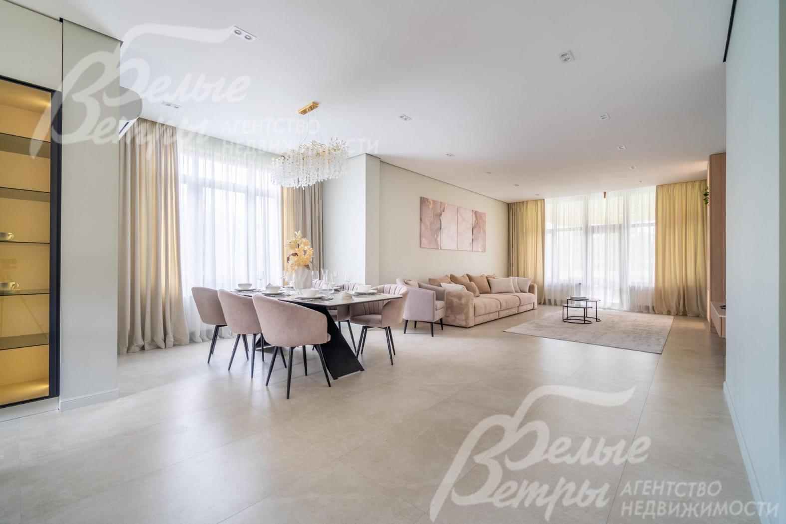 На полу крупноформатная плитка с водяным отоплением