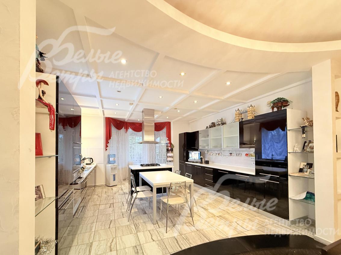 В доме - отдельная зона кухня-столовой со всей необходимой мебелью, техникой, островом и обеденной группой