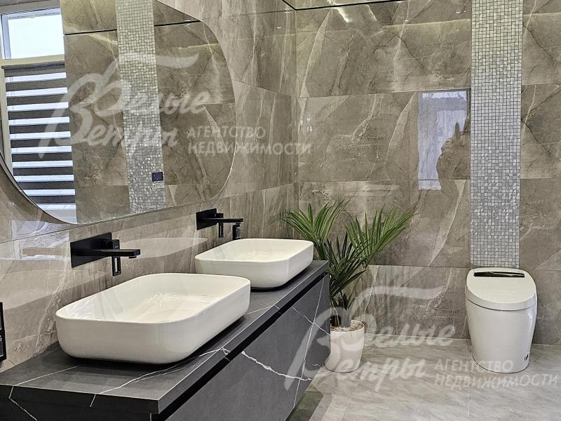 Санузел мастер-спальни: установлена каменная тумба-столешница на две раковины