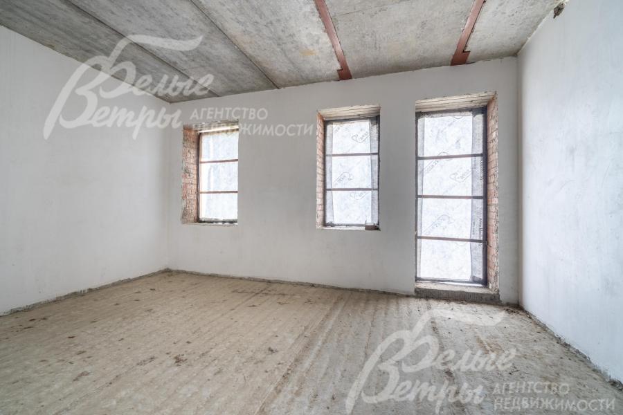 В основном доме - 3 спальни (одна – на первом этаже), игровая комната и кабинет с возможностью переоборудования под спальни