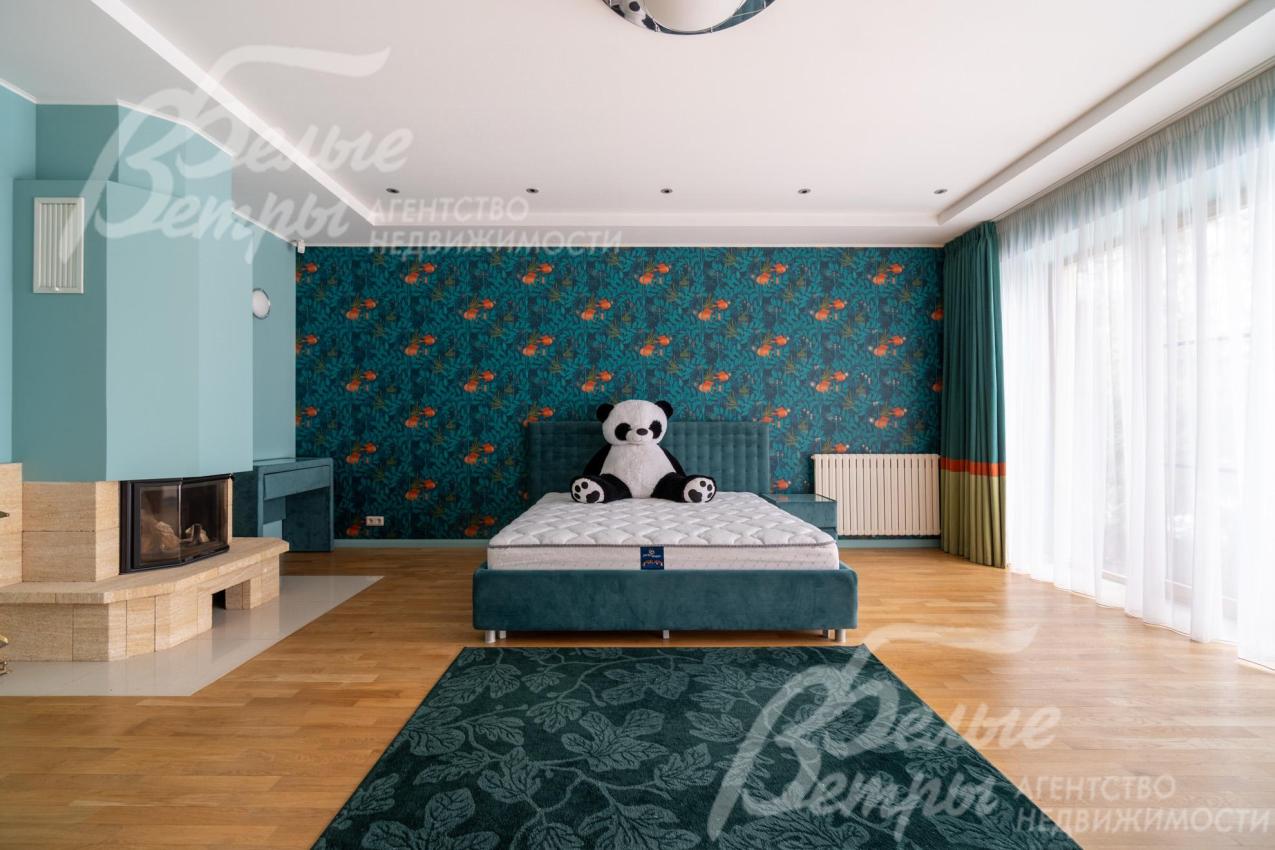 Спальня с камином на втором этаже