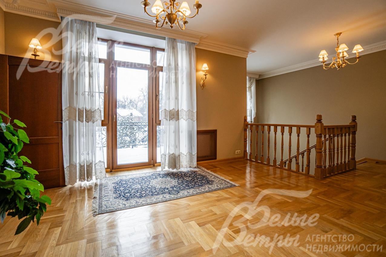 Холл 2-го этажа с выходом на видовой балкон