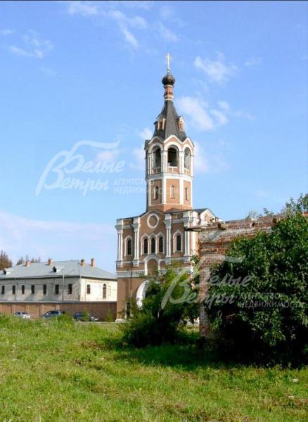 Поселок граничит с женским монастырем Зосимова пустынь