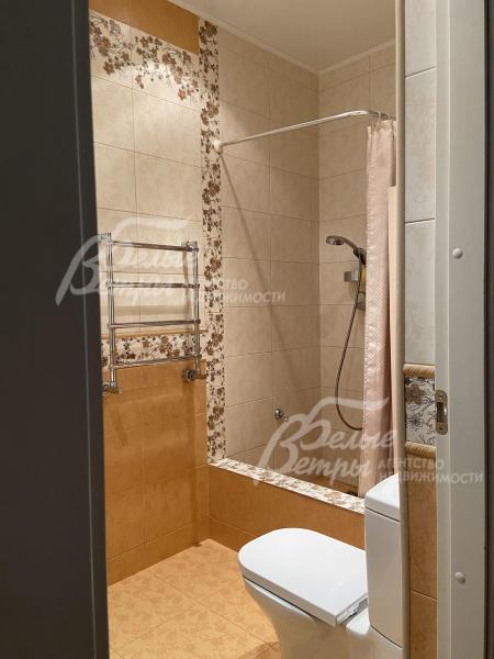 Санузел с душем на первом этаже