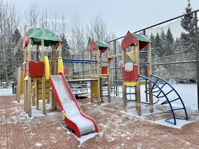Детская площадка на территории поселка ВИК