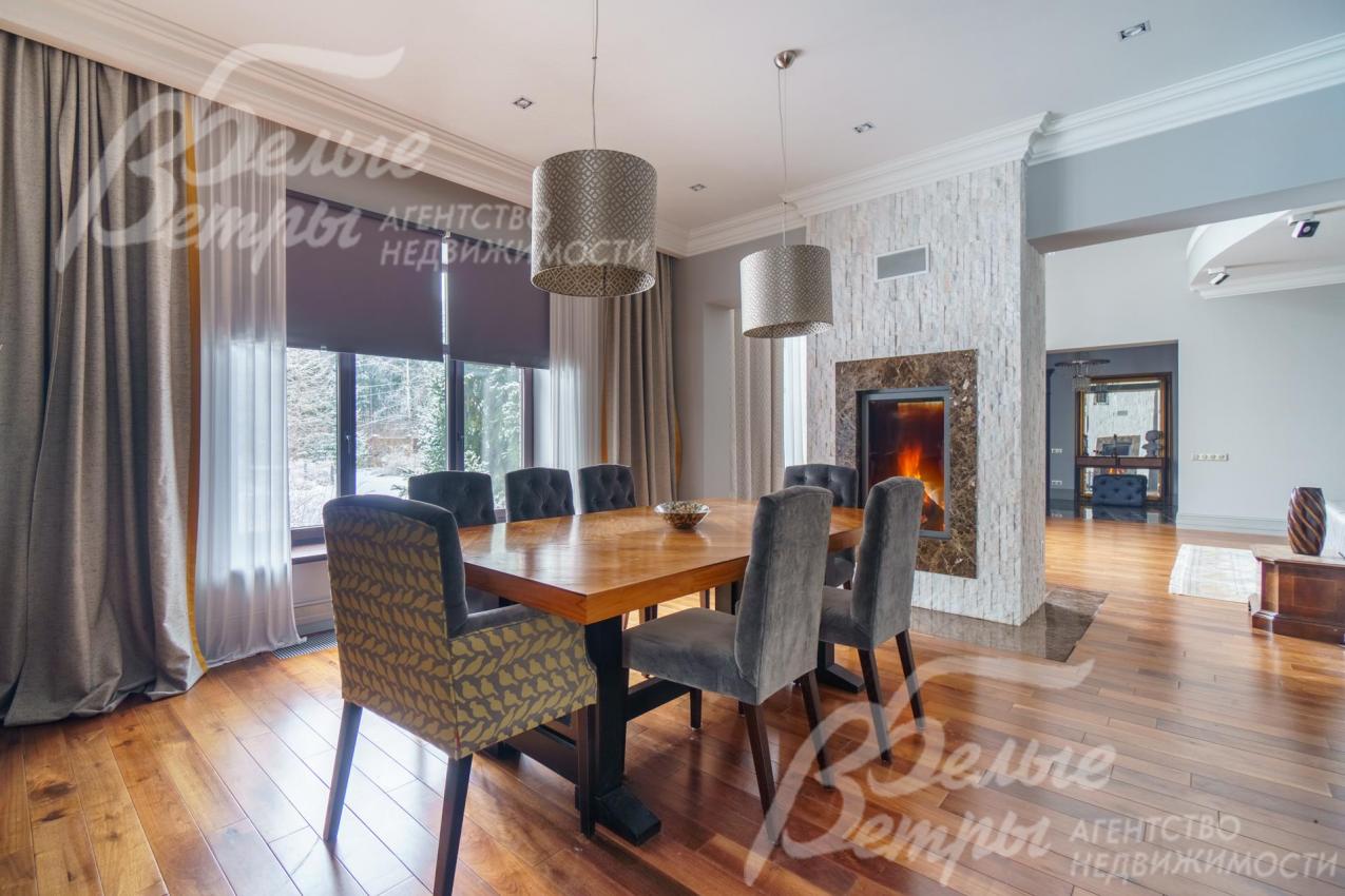 В зоне столовой обеденный стол на 8 персон из тика.