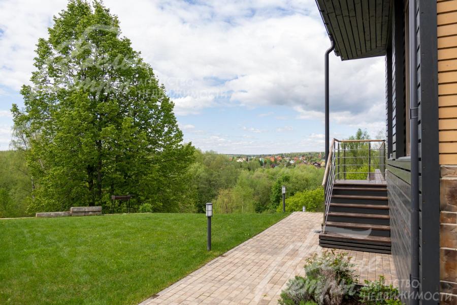 Дом словно парит над лесом, с террас и участка открывается захватывающий вид на километры вокруг