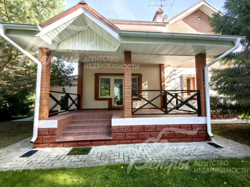 Крытая терраса с видом на участок
