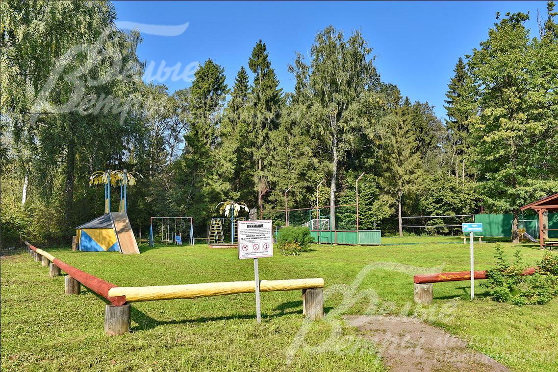 Детская площадка в поселке Шишкин лес