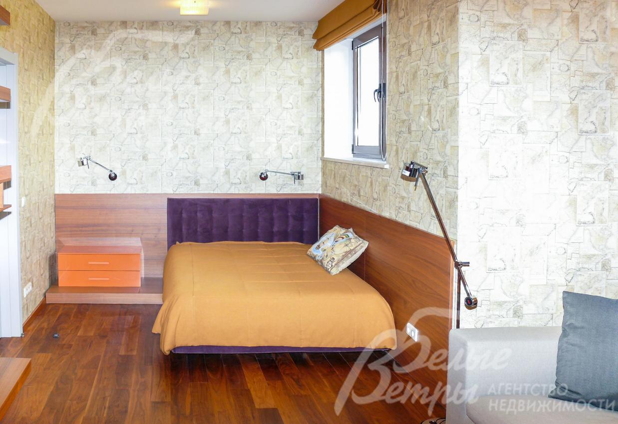 В доме в жилых зонах на стенах бумажные американские обои, на полу массив красного дерева.