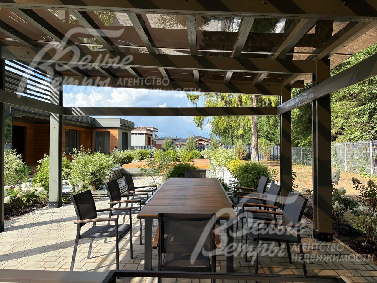 В беседке установлена садовая мебель (обеденная группа на 8 персон)