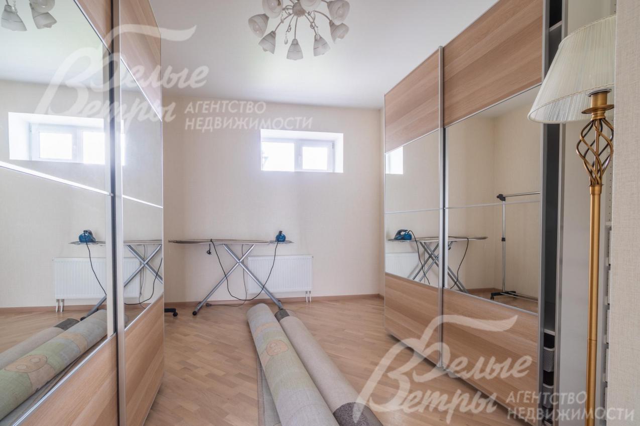 Гардеробная мастер-спальни с большими шкафами-купе