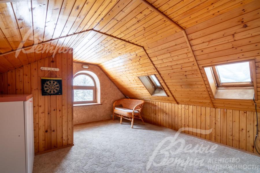 На мансардном этаже расположена уютная игровая комната, также есть просторная гардеробная