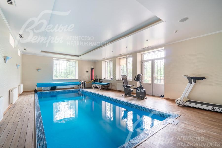 Зона бассейна с приточно-вытяжной вентиляцией и большими окнами