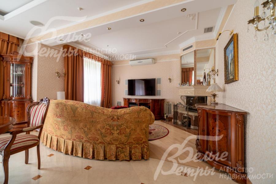 Уютная каминная зона с диваном