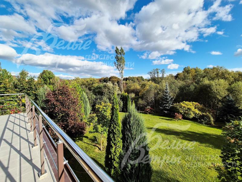 Вид на участок с террасы.