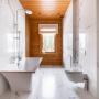 В санузлах - В санузлах – сантехника Villeroy & Boch и ванны из мрамора