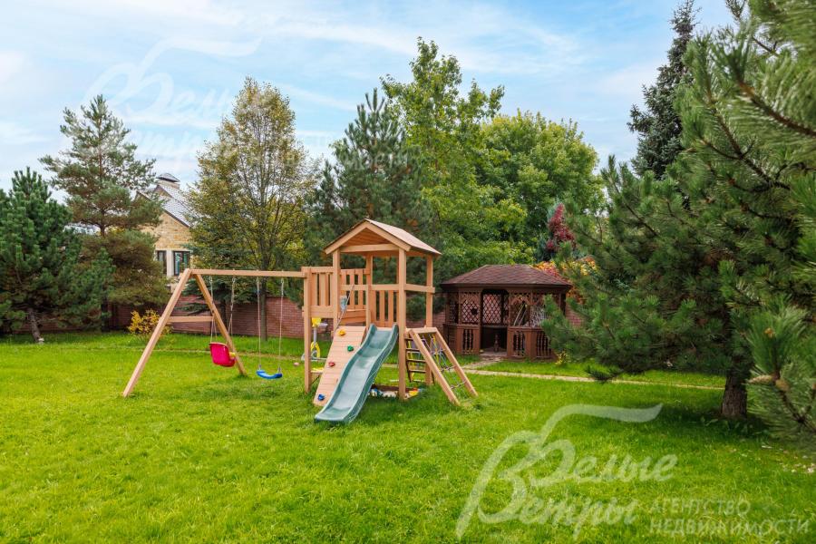 Детская оборудованная площадка на участке