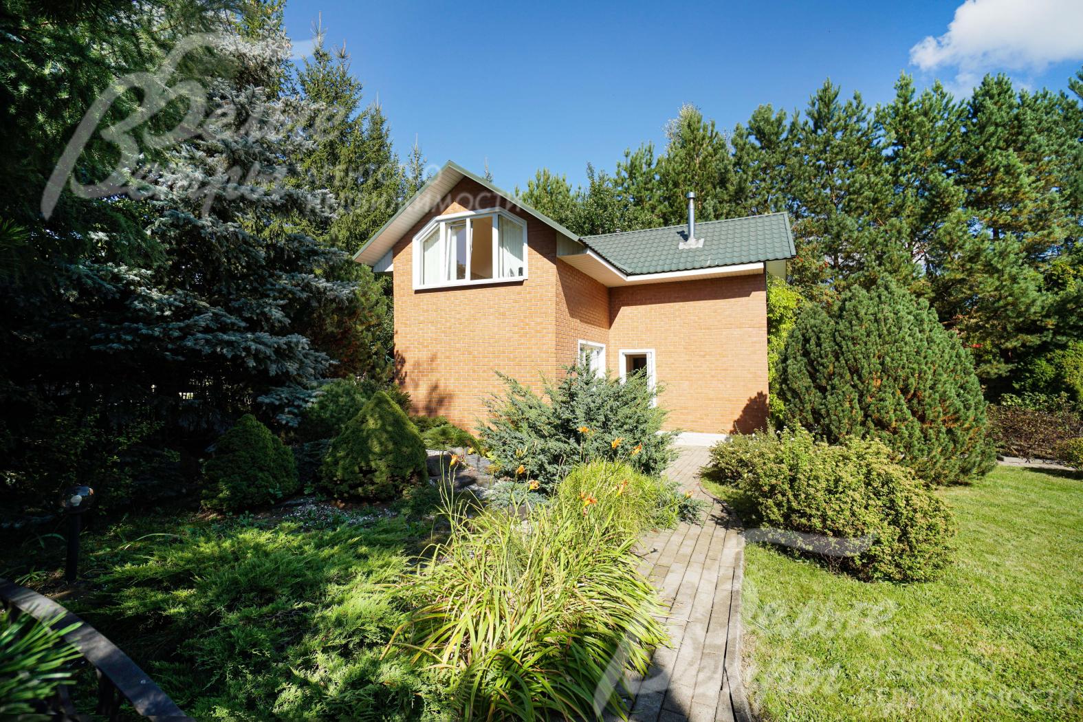 Высажен газон, дорожки уложены плиткой