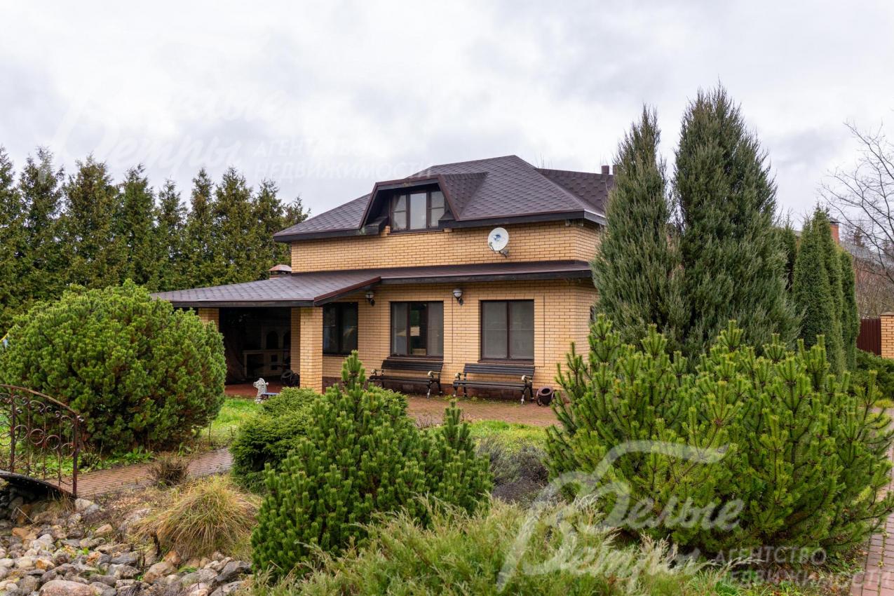 На участке построен двухэтажный гостевой дом с квартирой для гостей или персонала