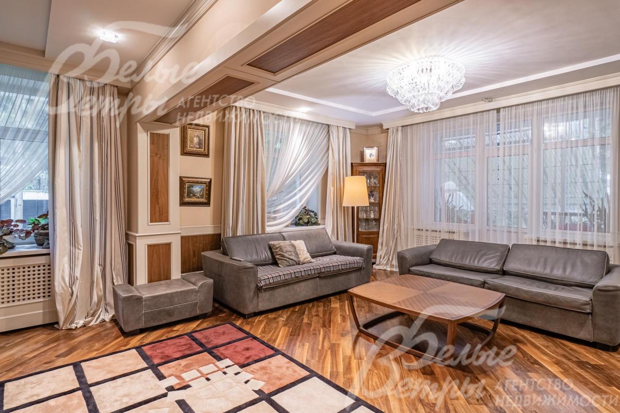 Дом обставлен качественной мебелью