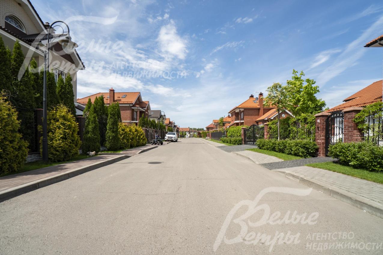 Тротуары с двух сторон от дороги вымощены брусчаткой