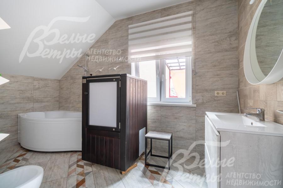 Просторный санузел второго этажа полностью укомплектован сантехникой и мебелью