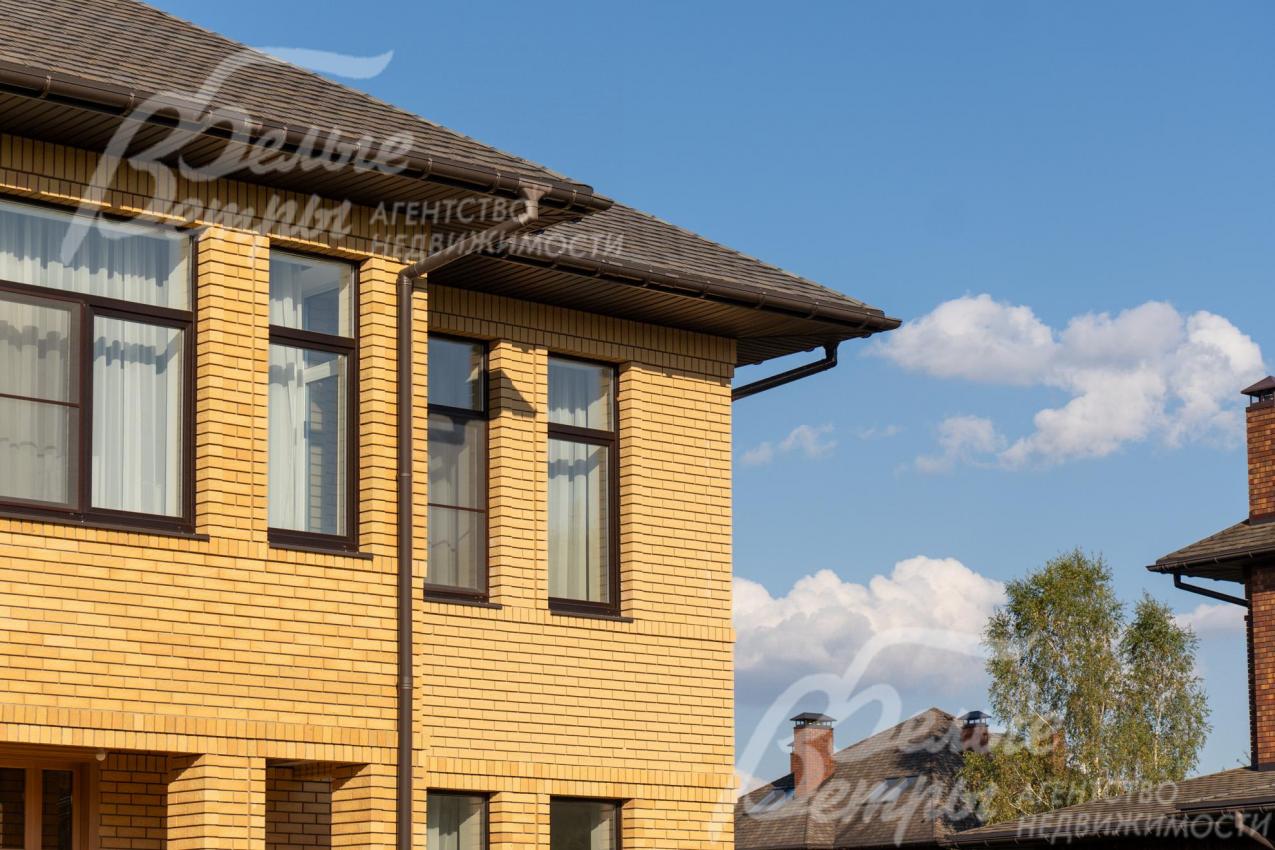 Дом облицован немецким клинкерным кирпичом, окна с внешней стороны ламинированы в коричневый цвет 