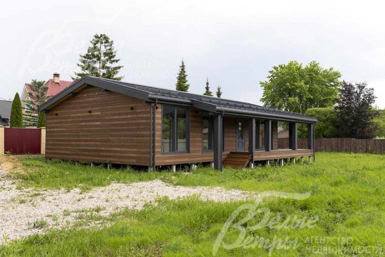 Дом стоит на ровном участке площадью 10 соток