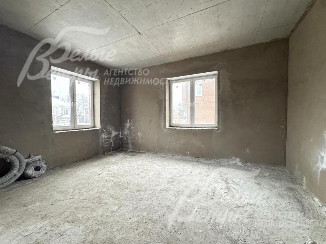 В доме возведены внутренние перегородки, стены отштукатурены в черновом варианте
