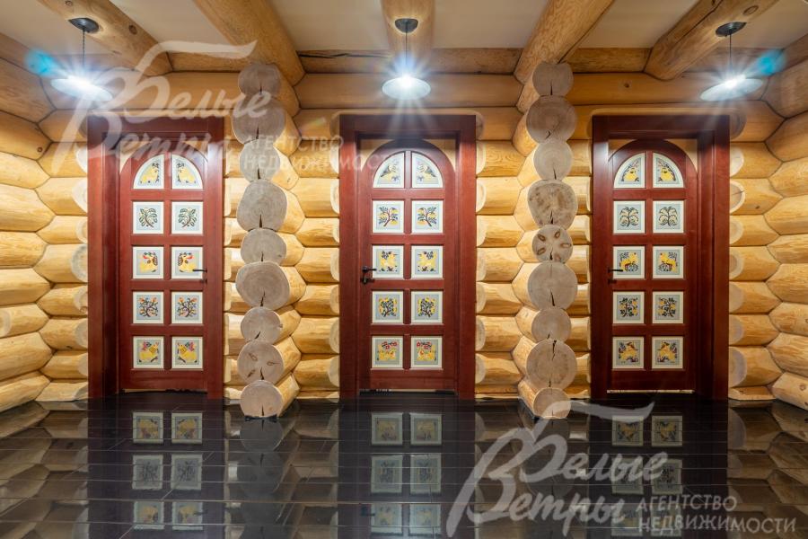 Межкомнатные двери из массива трех сортов дерева (орех, бук и дуб мореный) украшены авторской художественной росписью